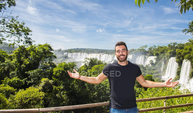 Jeune homme posant devant les cascades d'Iguacu en Argentine — Photo de stock