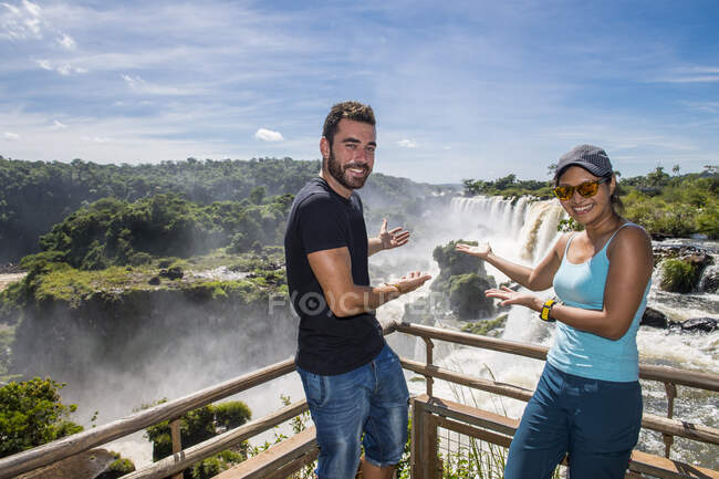 Пара, представляющая водопады Игуасу в Аргентине — стоковое фото