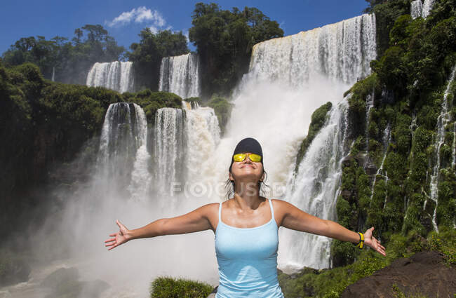 Frau posiert vor Iguazu-Wasserfällen — Stockfoto