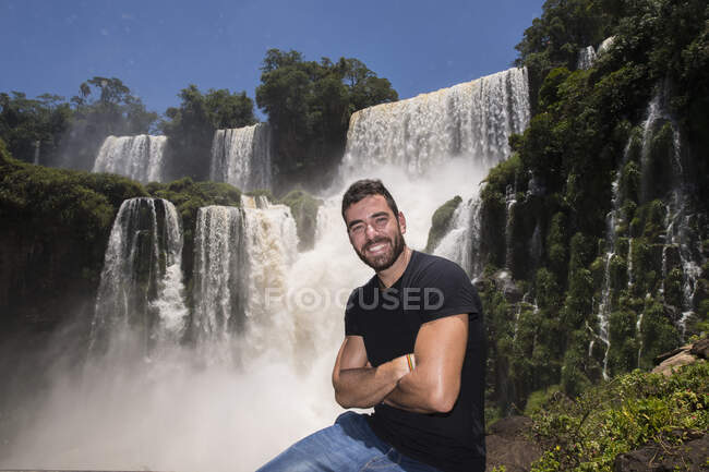 Jovem posando em frente às cachoeiras do Iguaçu na Argentina — Fotografia de Stock