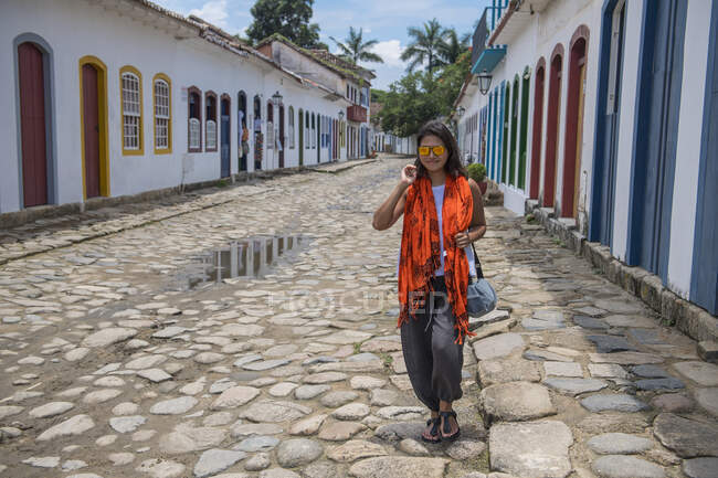 Mulher caminhando pelas ruas de Paraty no Brasil — Fotografia de Stock