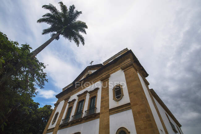 Igreja na cidade colonial de Paraty no Brasil — Fotografia de Stock