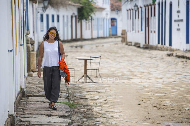 Mulher caminhando pelas ruas de Paraty no Brasil — Fotografia de Stock