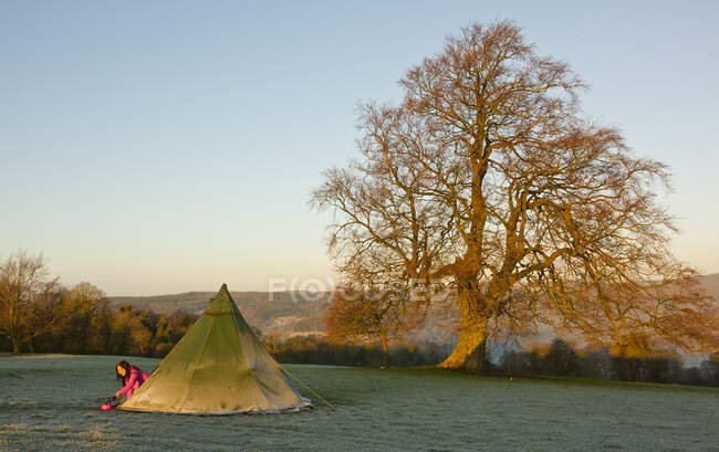 1qAfrosty tent on a field in South Wales — Stock Photo