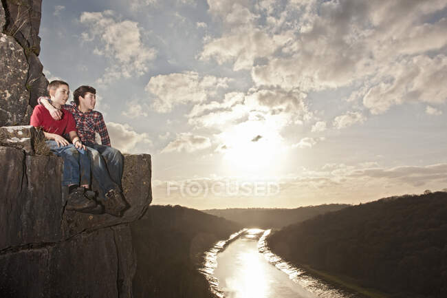 Zwei Freunde sitzen auf einem Felsvorsprung — Stockfoto