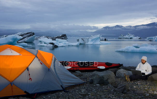 1qAfrosty Zelt auf einem Feld in Südwales — Stockfoto