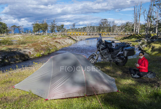 1qAfrosty tente sur un terrain en Galles du Sud — Photo de stock