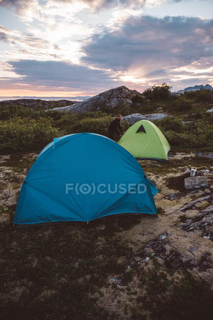 Camper öffnen Zelt im bewölkten Sonnenuntergang — Stockfoto