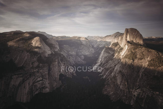 Schöne Aussicht auf die Berge vor Naturkulisse — Stockfoto
