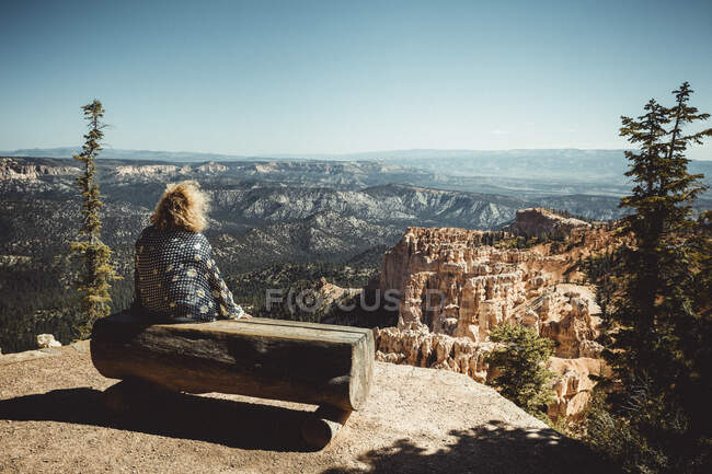 Donna osservare Bryce Canyon arco da paria vista — Foto stock