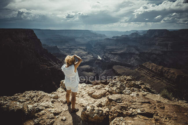 Женщина фотографирует окружение Гранд-Каньона летом — стоковое фото