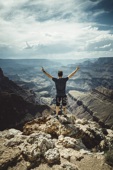 Homem observa rio Colorado de rochas — Fotografia de Stock