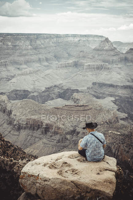 Человек наблюдает за рекой Колорадо из точки Гранд Каньон — стоковое фото
