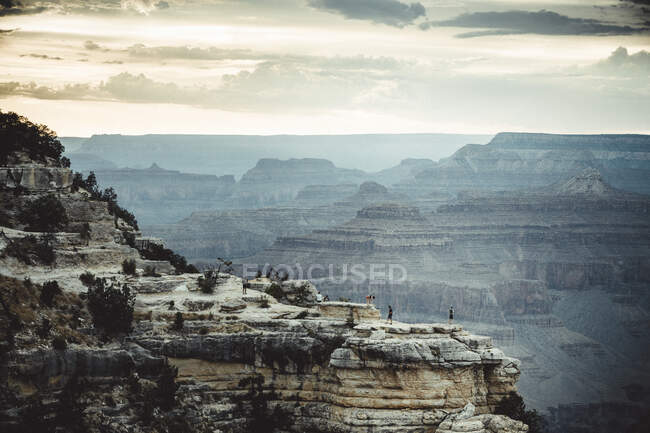People over cliffs rocks in grand Canyon — Stock Photo