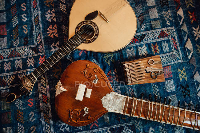 Instrumentos musicales tradicionales: sitar, guitarra portuguesa, kalimba - foto de stock