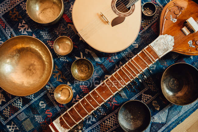Instruments traditionnels : sitar et guitare portugaise et bols chantants — Photo de stock
