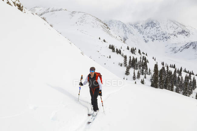 Одна жінка насолоджується поїздкою на лижах у Мейфлауер - Ґалч (Тенмілл - Ранге, штат Колорадо).. — стокове фото