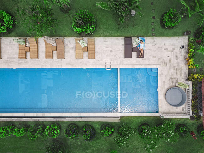 Schwimmbad mit grünem Gras und Betonboden — Stockfoto