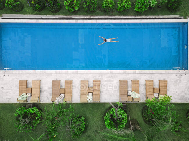 Schwimmbad mit grünem Gras und blauem Himmel — Stockfoto
