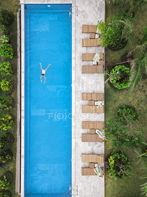 Belle piscine de luxe avec eau verte et ciel bleu — Photo de stock