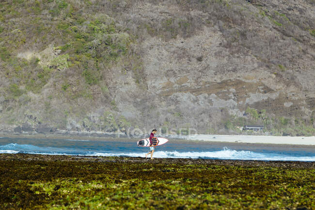 Jovem na praia, Sumbawa, Indonésia — Fotografia de Stock