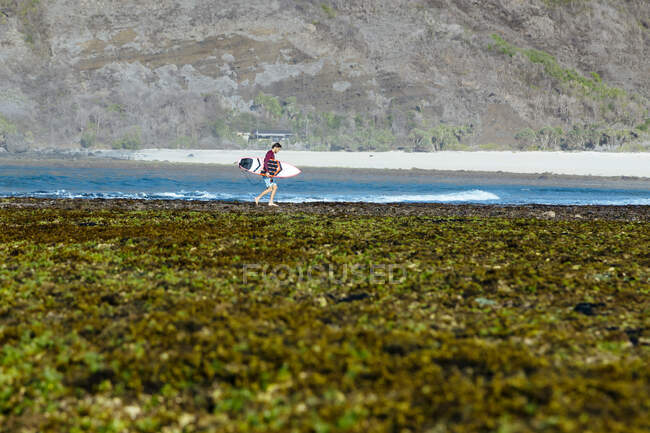Joven en la playa, Sumbawa, Indonesia - foto de stock
