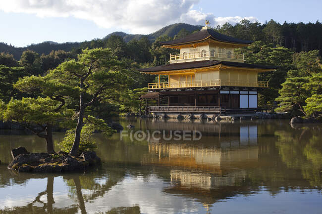 Павільйон і чудовий ставок у Кіото (Японія). — стокове фото