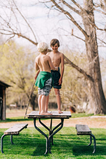 Giovani ragazzi che giocano fuori — Foto stock