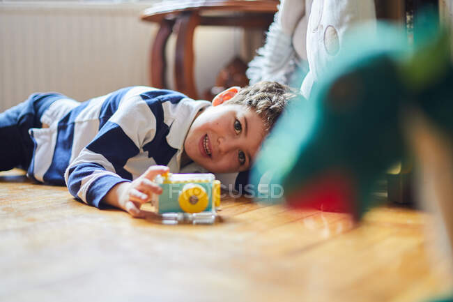 Un ragazzo scatta foto dei suoi giocattoli con la sua macchina fotografica — Foto stock
