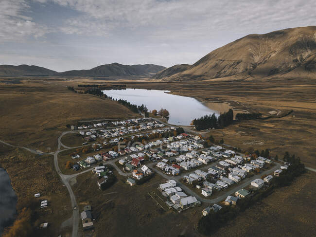 Lake Clearwater village next to the lake with the Southern Alps in the background, New Zealand. — Stock Photo