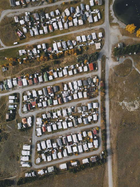 Vista aérea del lago Clearwater, un pequeño pueblo al lado del lago y los Alpes del Sur, Nueva Zelanda. - foto de stock