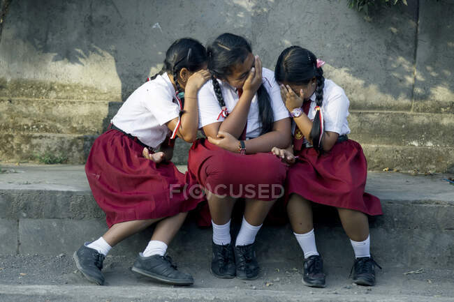 Retrato de alunas de uniforme, Bali, Indonésia — Fotografia de Stock