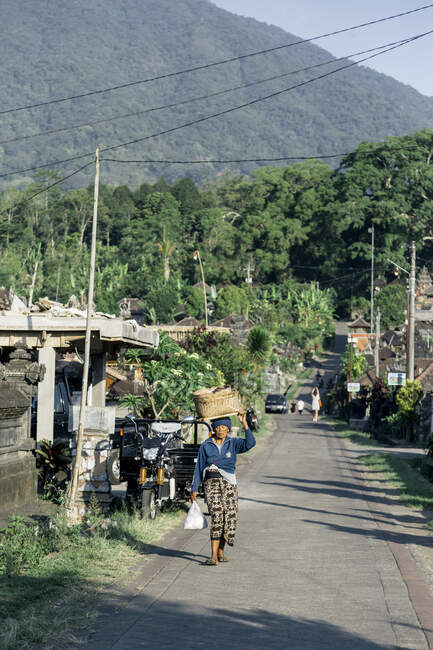 Женщина в деревне Бали, Бали, Индонезия — стоковое фото