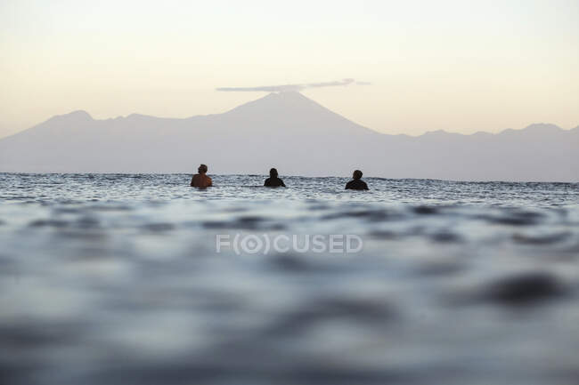 Surfistas na prancha de surf no mar à espera de uma onda, Vulcão Rinjani — Fotografia de Stock