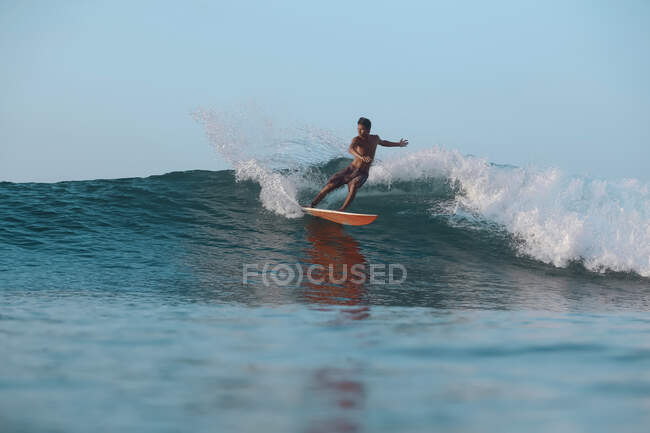 Surfista em uma onda, Lombok, Indonésia — Fotografia de Stock
