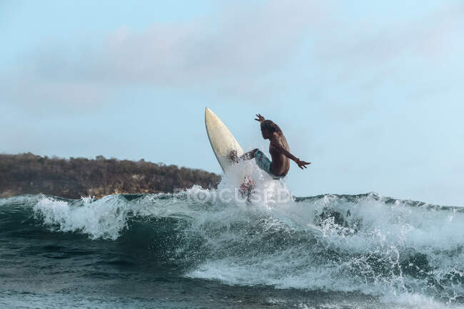 Surfista em uma onda, Lombok, Indonésia — Fotografia de Stock