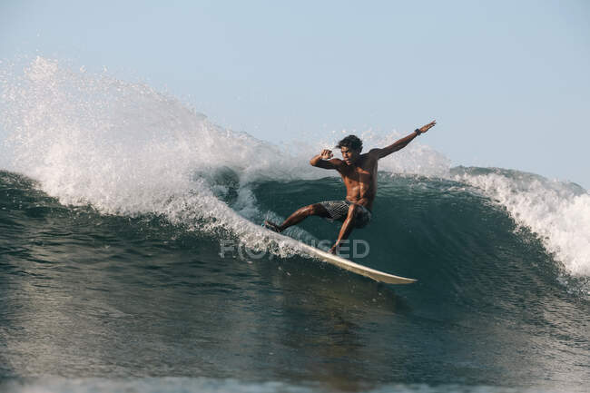Surfista su un'onda, Lombok, Indonesia — Foto stock