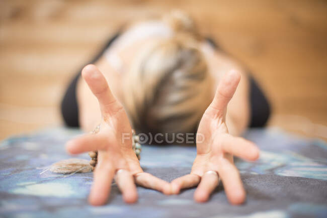 Primer plano de las manos de una chica durante el yoga. - foto de stock