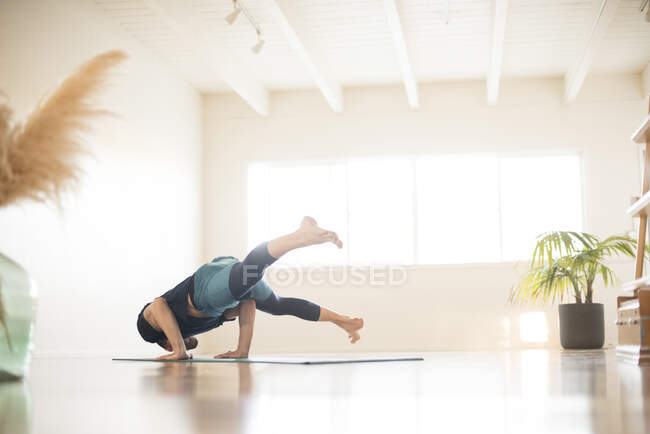 Un ragazzo in posa ostacoli durante lo yoga. — Foto stock
