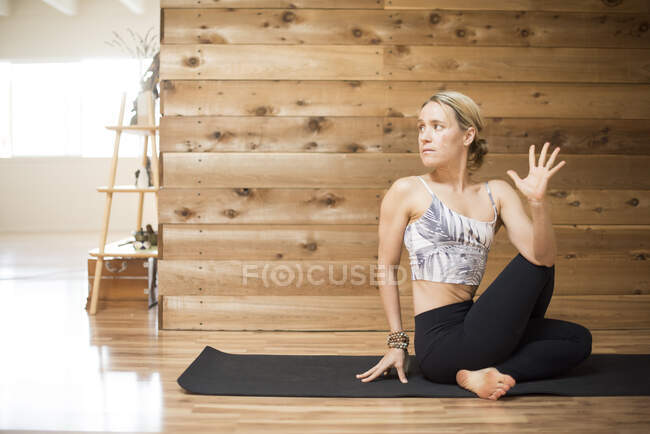Uma menina se estende durante o ioga. — Fotografia de Stock