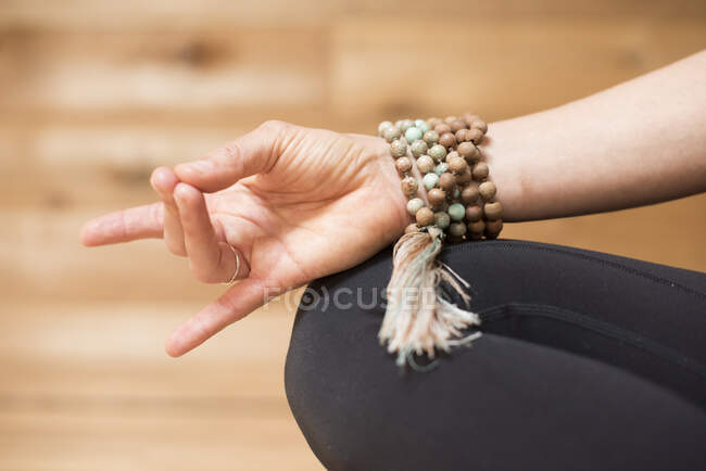 Дівчата рука в мудра під час медитації . — стокове фото