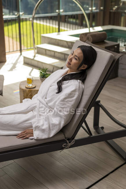Uma mulher relaxando no Spa em Edgewood em Stateline, Nevada. — Fotografia de Stock
