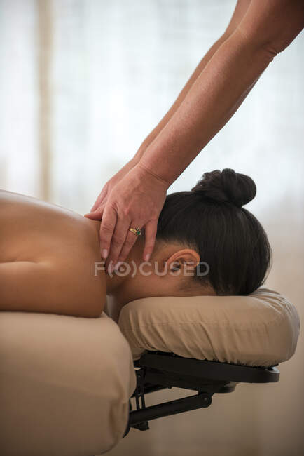 Una donna che si fa massaggiare nella spa Edgewood a Stateline, Nevada. — Foto stock