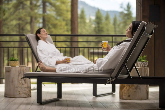Two women relaxing at the Spa at Edgewood in Stateline, Nevada. — Stock Photo