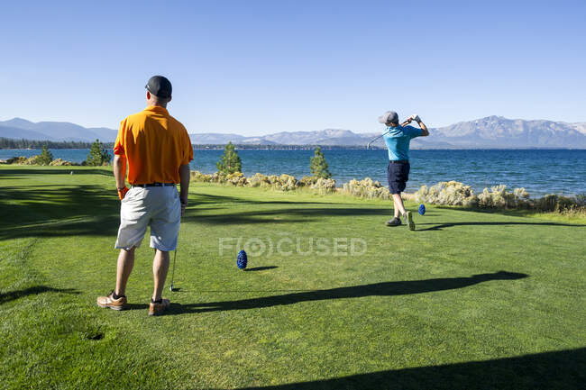 Двоє чоловіків грають у гольф у Edgewood Tahoe в Stateline, Невада.. — стокове фото