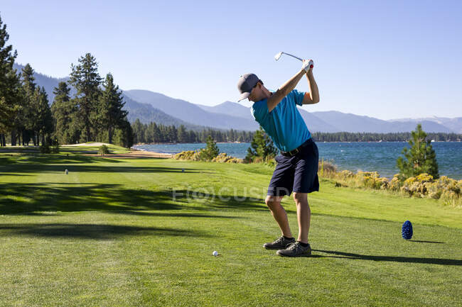 A man teeing off at Edgewood Tahoe in Stateline, Nevada. — Stock Photo