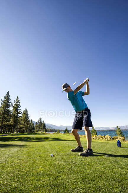 A man teeing off at Edgewood Tahoe in Stateline, Nevada. — Stock Photo