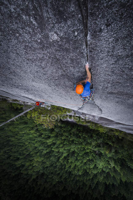 Dois homens subindo na rocha da montanha — Fotografia de Stock