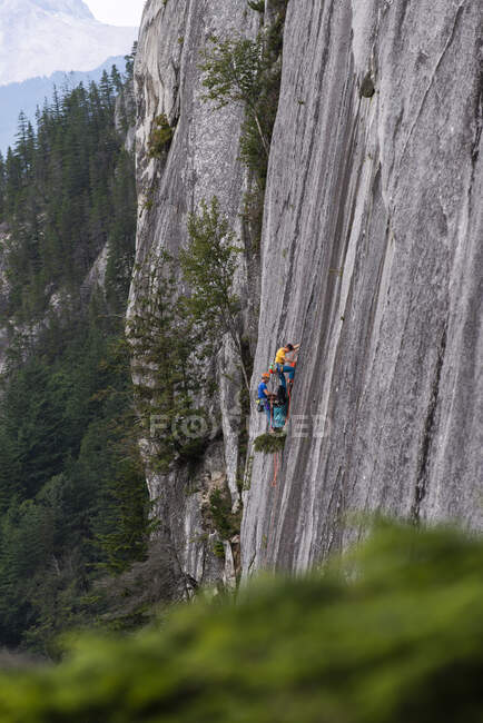 Dois homens grande parede escalada no chefe Squamish com saco de transporte — Fotografia de Stock
