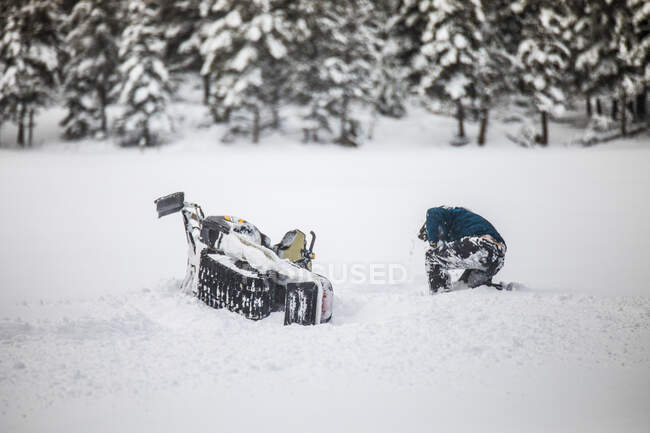 Snowmobiler crashes his sled during failed high-speed stunt — Stock Photo